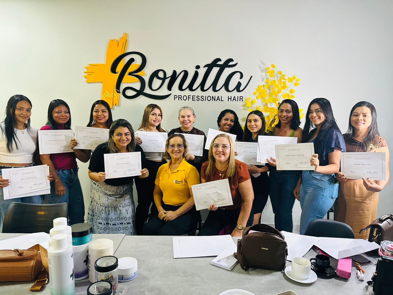 Turma de cabeleireiros formada em curso +Bonitta Professional Hair