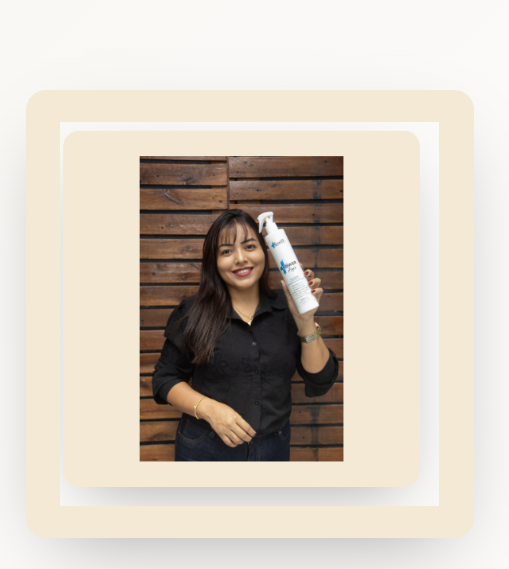 Profissional segurando o Fluido Acidificante Power Apple +Bonitta